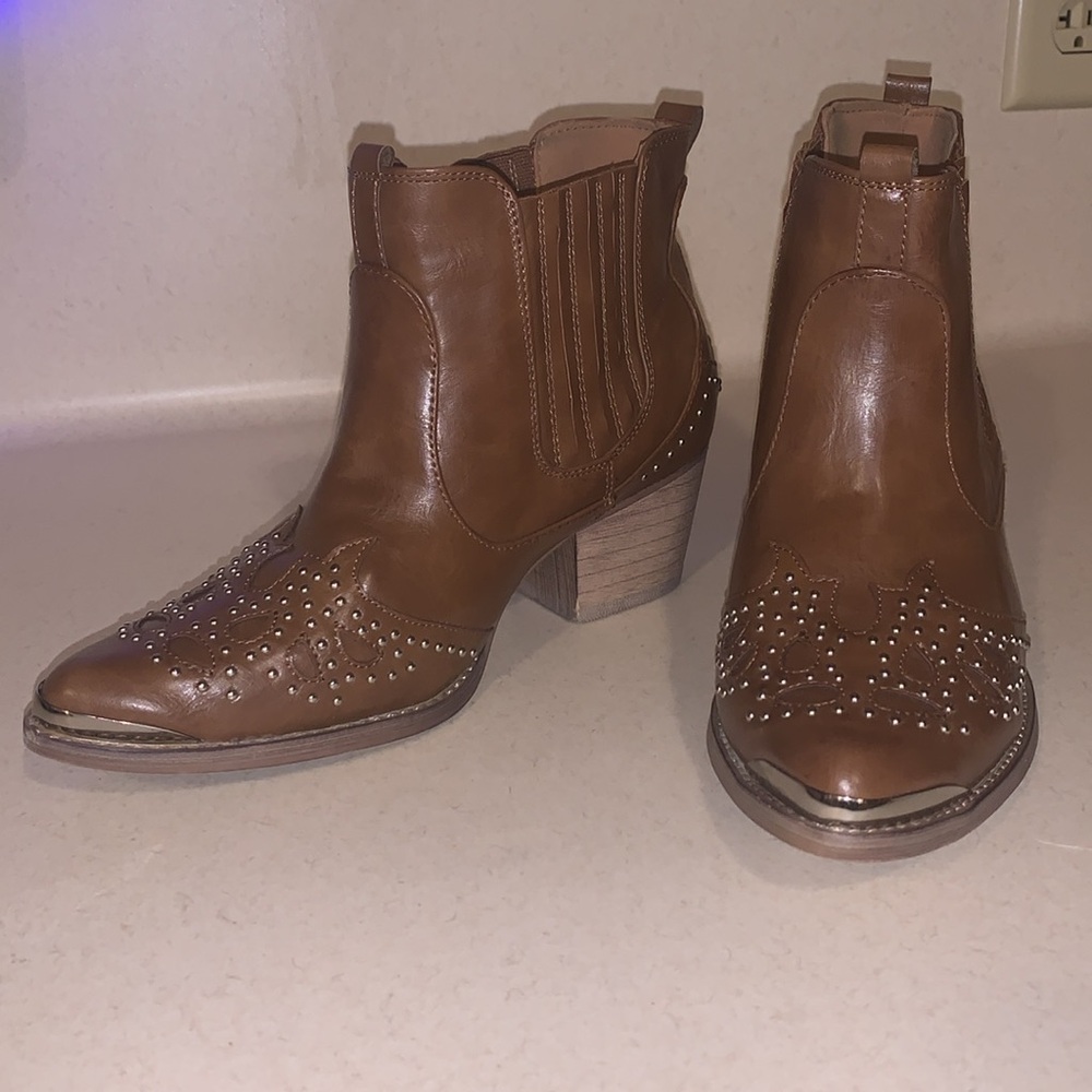 Ladies ankle boots with 2-1/2” heel